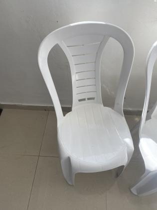 שלושה כיסאות פלסטיק ללא ידיעות