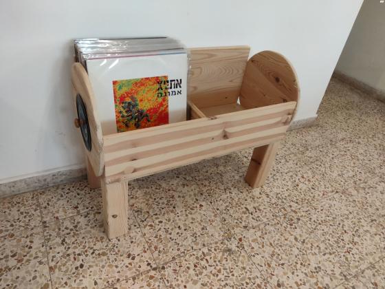 סטנד לתקליטים במצב מצויין, נבנה