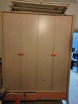 ארון לחדר בת