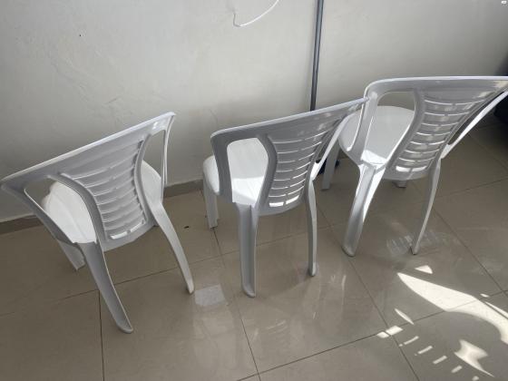 שלושה כיסאות פלסטיק ללא ידיעות