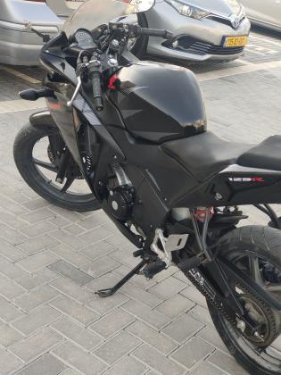 הונדה CBR125R (2017)