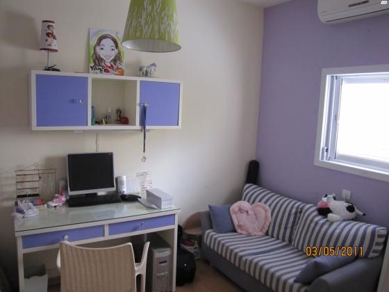 דבורה בארון 6 (כצנלסון)