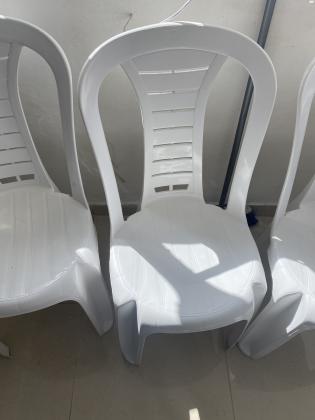 שלושה כיסאות פלסטיק ללא ידיעות