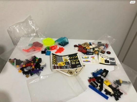 הרבה חלקים שונים של לגו