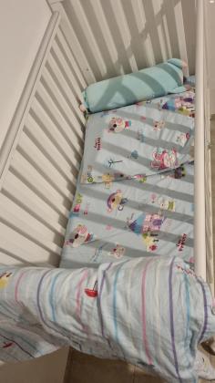 מיטת תינוק במצב מעולה עם מזרן עבה ונושם