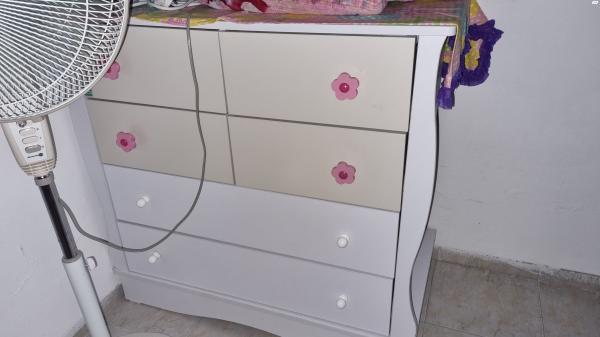 מיטת תינוק במצב מעולה עם מזרן עבה ונושם