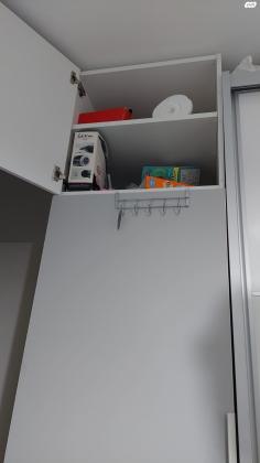 ארון אפור קטן ויפה, ניתן