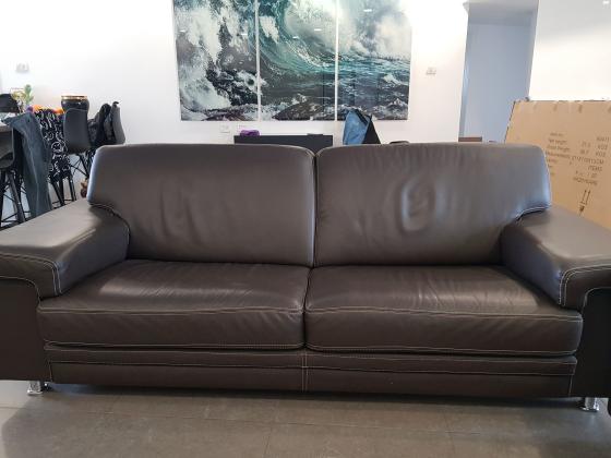 סלון עור אמיתי, בצבע חום כהה