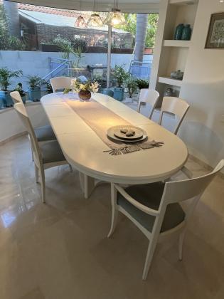 שולחן עץ בצבע לבן אפוקסי