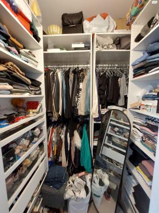 חדר ארונות חדש, נמכר עקב מעבר לא צפוי