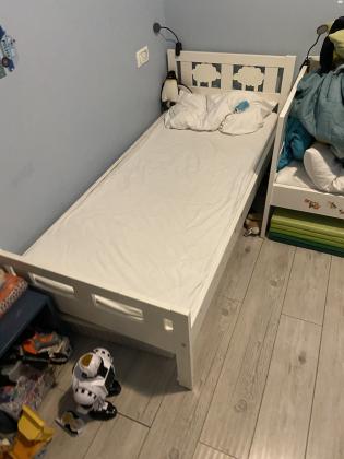 שתי מיטת מעבר של איקאה
