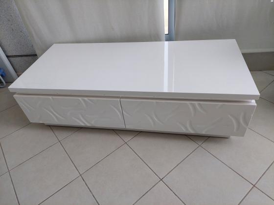 שולחן סלון בצבע לבן אפוקסי