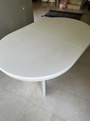 שולחן עץ בצבע לבן אפוקסי