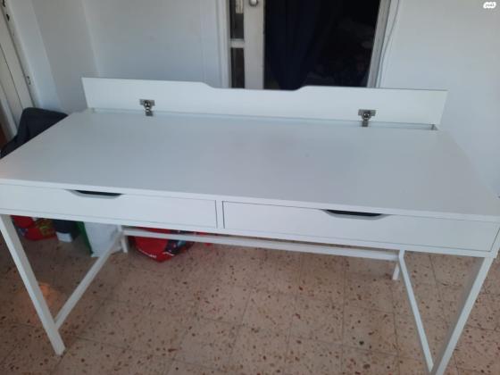 שולחן עבודה של איקאה בצבע