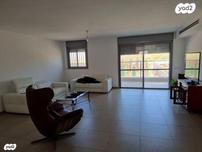 זכריה הנביא 4