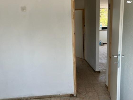 בושם 28 (לבנה)