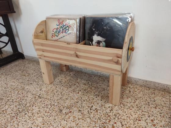 סטנד לתקליטים במצב מצויין, נבנה