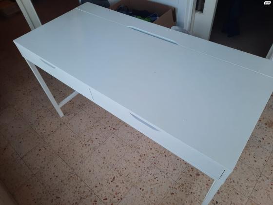 שולחן עבודה של איקאה בצבע