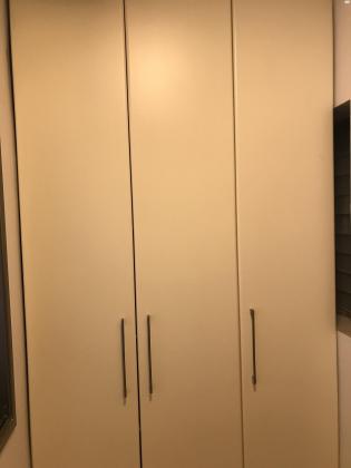 למכירה בהזדמנות ארון שירות בצבע