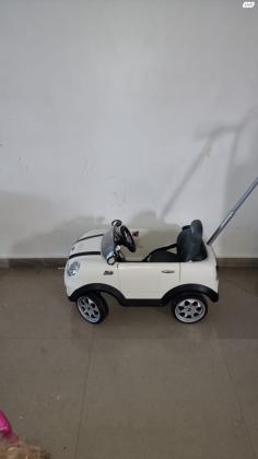 מכונית MINI COOPER עם מוט