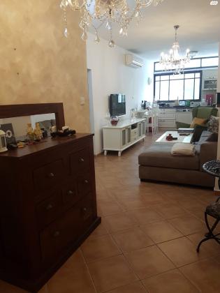 דבורה בארון 6 (כצנלסון)