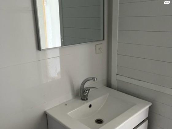 בושם 28 (לבנה)