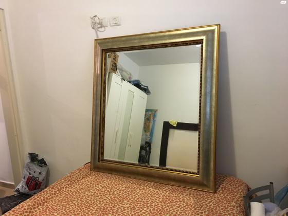 ‎מראה עם מסגרת עץ בצבע זהב