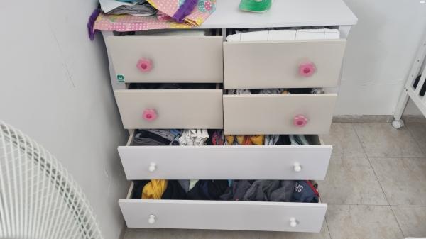 מיטת תינוק במצב מעולה עם מזרן עבה ונושם