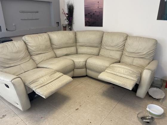 סלון פינתי עם שתי ריקליינרים