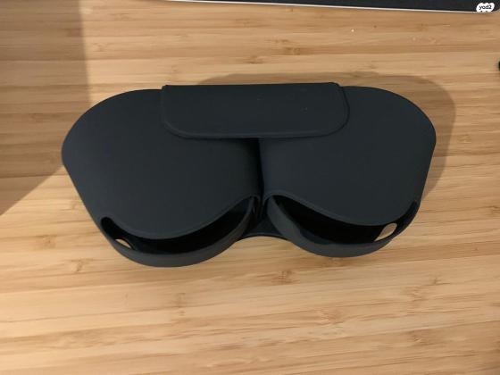 אוזניות איירפודס מקס שחורות בשימוש