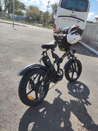 אופניים חשמליים מגיעה עם פנס