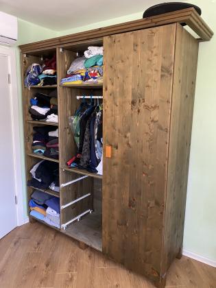 ארון בגדים, עץ אורן מלא