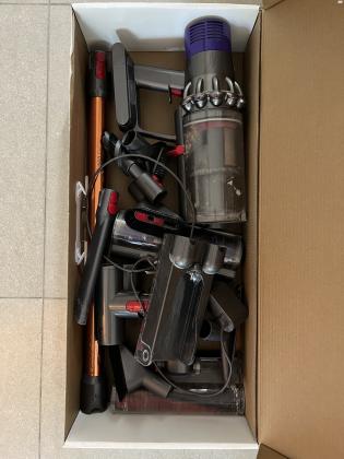 למכירה דייסון v10 שמור עם כל האביזרים