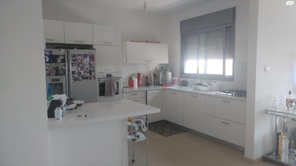 יצחק רגר 49 (מרכז אזרחי)