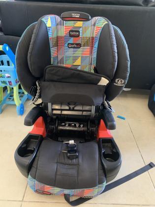 כסא Britax Frontier בשיטת clicktight,