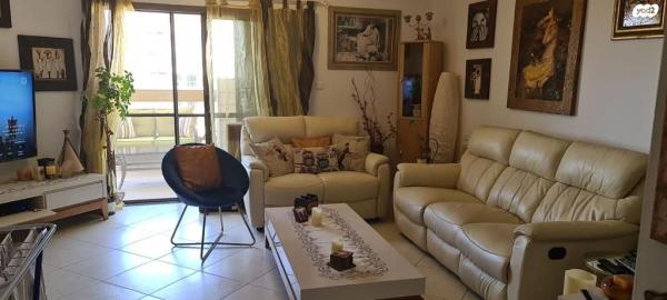 התקווה 12 (מרכז אזרחי)