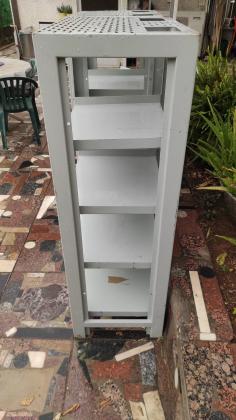 שתי יחידות מדפי מתכת חזקים