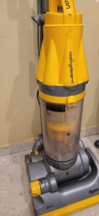 למכירה שני שואבי אבק דייסון:שואב