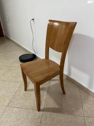 *כיסא בצבע עץ לפינת אוכל*