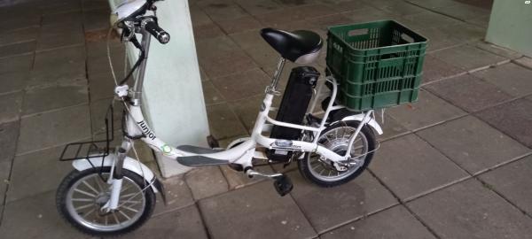 אופניים חשמליים בצבע לבן מראה קלאסי