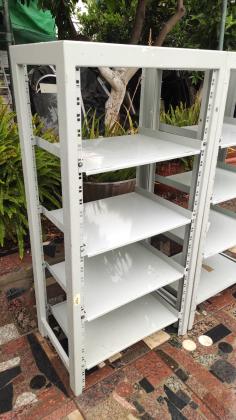 שתי יחידות מדפי מתכת חזקים