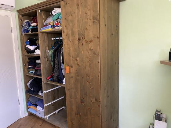 ארון בגדים, עץ אורן מלא