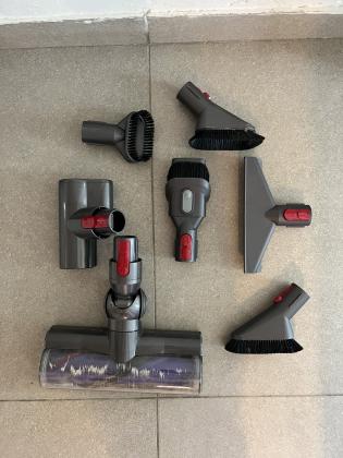 למכירה דייסון v10 שמור עם כל האביזרים