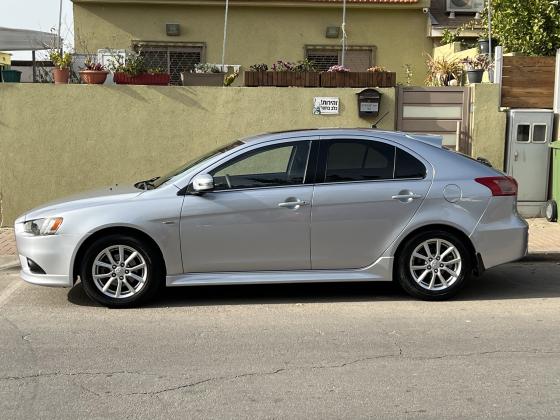 מיצובישי לנסר ספורטבק (2016)