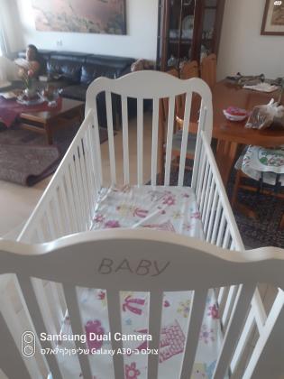 מיטת תינוק משכל כחדשה