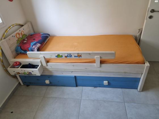 מיטת יחיד מעץ מלא של רהיטי גלמר