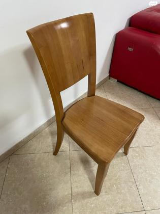 *כיסא בצבע עץ לפינת אוכל*