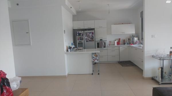 יצחק רגר 49 (מרכז אזרחי)