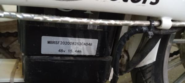 אופניים חשמליים בצבע לבן מראה קלאסי