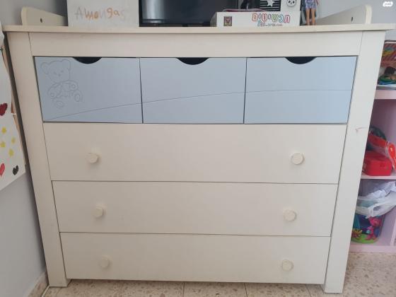 שידת החלתה עם חריטת דובי בצבע תכלת